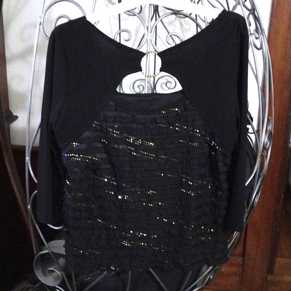AGB Women's Ruffled Black & Gold Top 3/4 Sleeve with Gold Ring on Back Size 1X - Picture 2 of 2